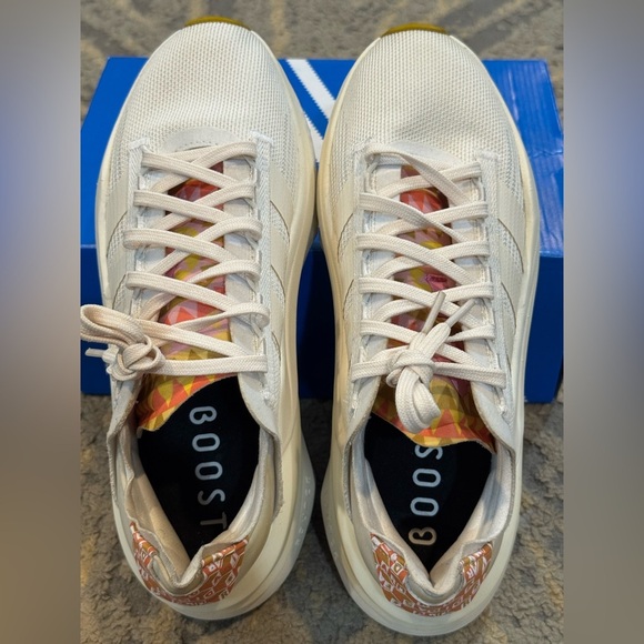 ✨Women's Sz 8 Adidas Avryn_X adidas boost Cloud White Gold Running Shoes - Picture 3 of 5